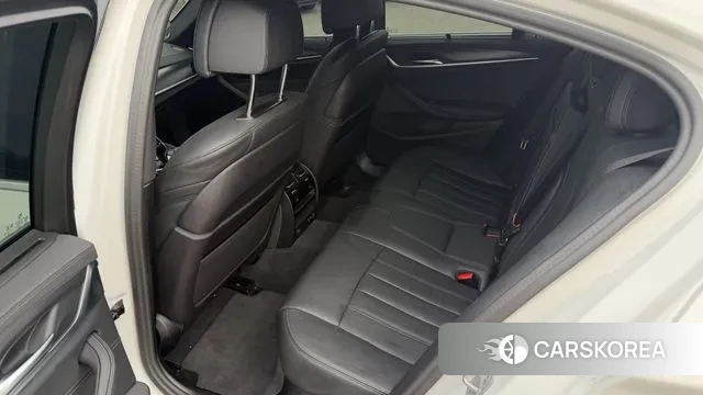 BMW 5 Series (G30) 2023 Белый из Кореи, фото 2