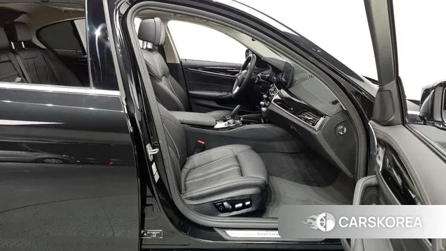 BMW 5 Series (G30) 2022 Черный из Кореи, фото 2