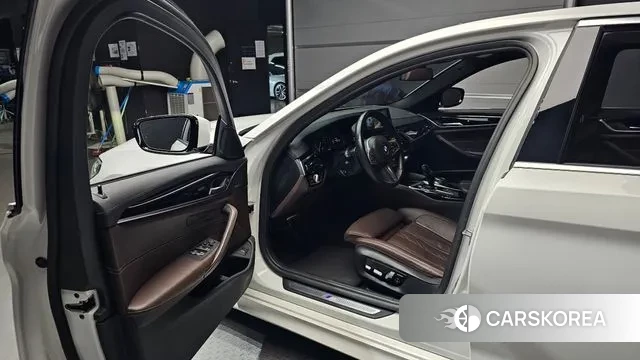 BMW 5 Series (G30) 2018 Белый из Кореи, фото 2