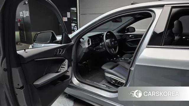 BMW 1 Series (F40) 2024 Серебристо-серый из Кореи, фото 2