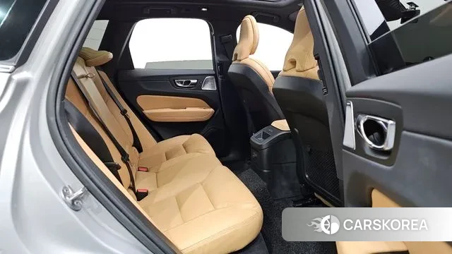 Volvo XC60 second Generation 2022 Серебристо-серый из Кореи, фото 2
