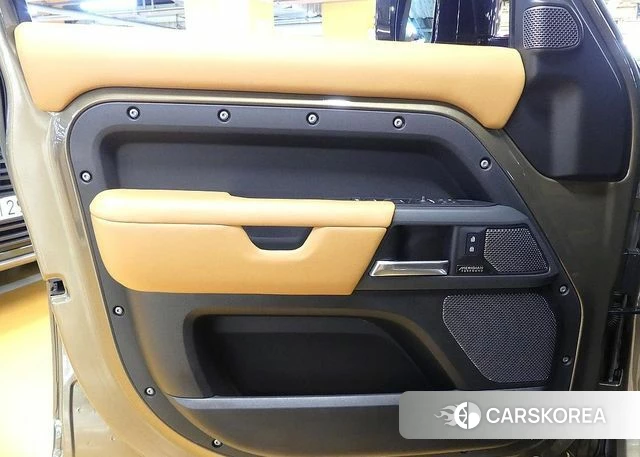 Land Rover Defender (L663) 2023 Коричневый из Кореи, фото 2