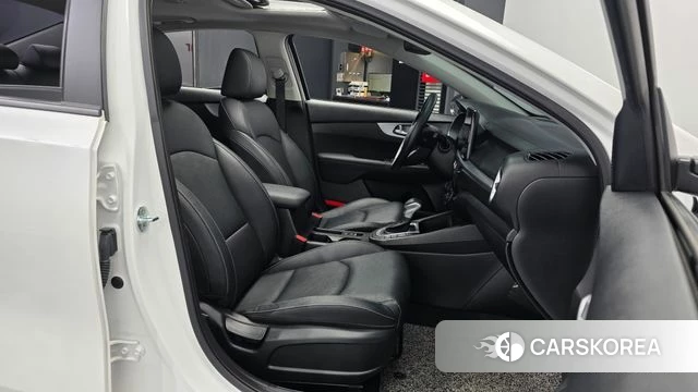 Kia The New K3 2nd generation 2022 Белый из Кореи, фото 2