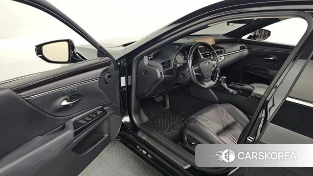 Lexus ES300h 7th generation 2020 Черный из Кореи, фото 2