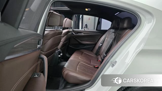 BMW 5 Series (G30) 2018 Белый из Кореи, фото 2