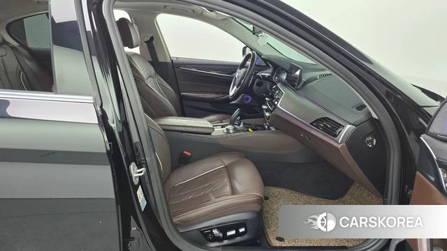 BMW 5 Series (G30) 2018 Черный из Кореи, фото 2