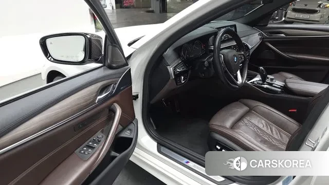 BMW 5 Series (G30) 2018 Белый из Кореи, фото 2