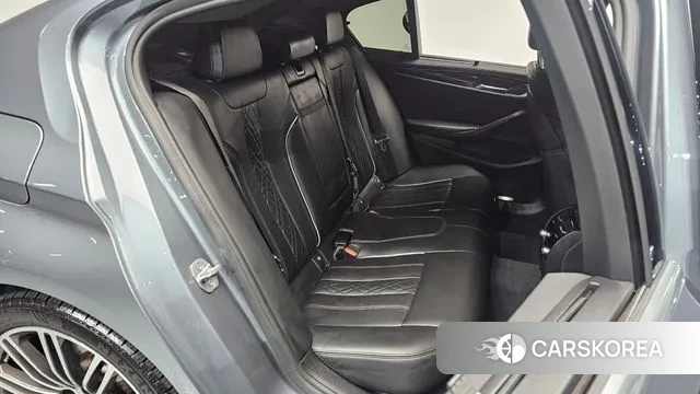 BMW 5 Series (G30) 2018 Светло-серебряный цвет из Кореи, фото 2