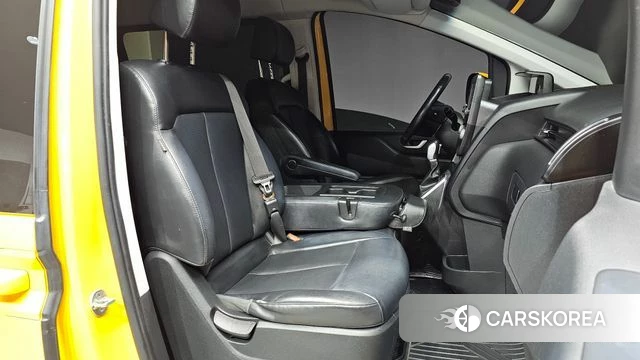 Hyundai Staria 2022 Желтый из Кореи, фото 2
