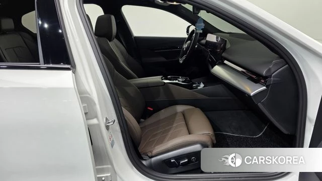 BMW 5 Series (G60) 2024 Белый из Кореи, фото 2