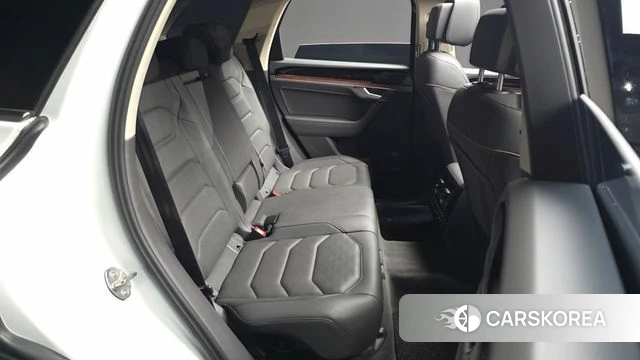 Volkswagen Touareg 3rd generation 2023 Белый из Кореи, фото 2