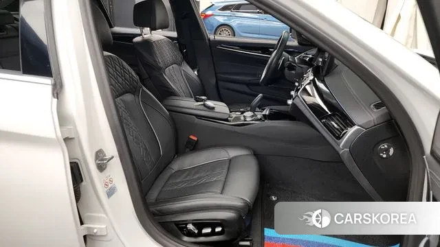 BMW 5 Series (G30) 2021 Белый из Кореи, фото 2