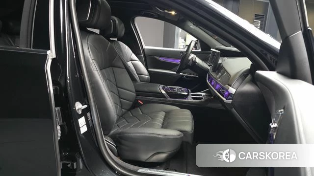BMW 7 Series (G70) 2024 Черный из Кореи, фото 2
