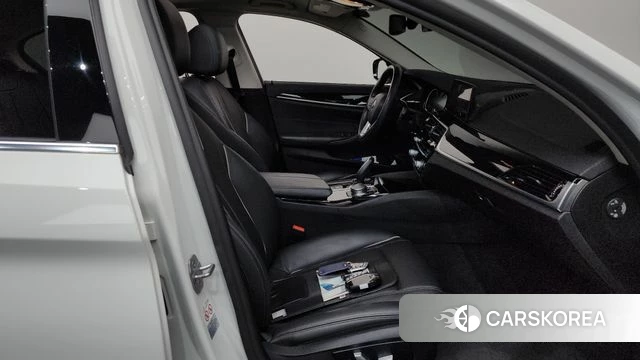 BMW 5 Series (G30) 2018 Белый из Кореи, фото 2