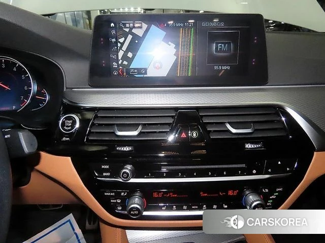 BMW 5 Series (G30) 2018 Белый из Кореи, фото 2