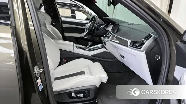 BMW X6M (G06) 2021 Песочный из Кореи, фото 2