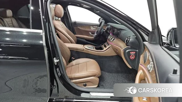 Mercedes-Benz E-Class W213 2023 Черный из Кореи, фото 2