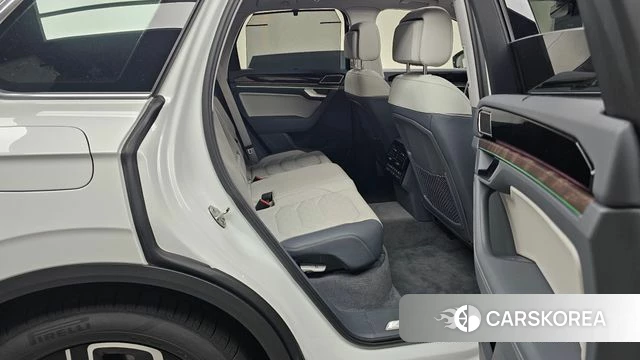 Volkswagen Touareg 3rd generation 2025 Белый из Кореи, фото 2