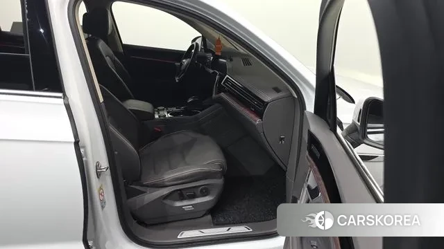 Volkswagen Touareg 3rd generation 2023 Белый из Кореи, фото 2