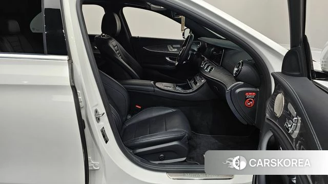 Mercedes-Benz E-Class W213 2022 Белый из Кореи, фото 2