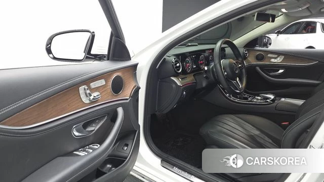 Mercedes-Benz E-Class W213 2019 Белый из Кореи, фото 2