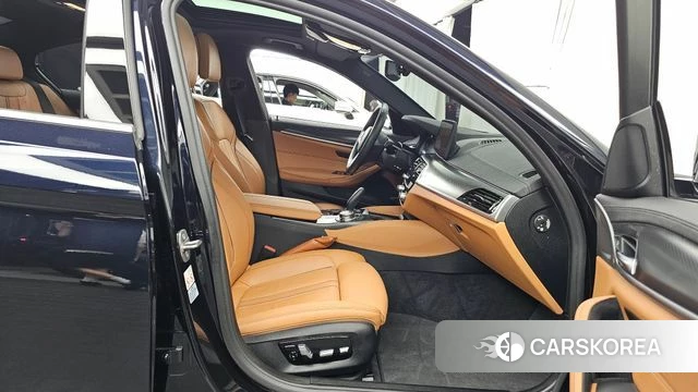BMW 5 Series (G30) 2022 Черный из Кореи, фото 2