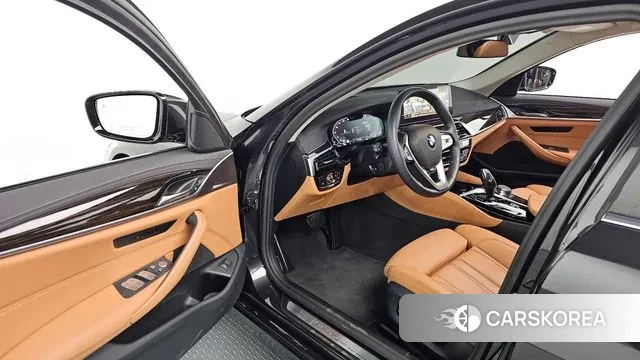 BMW 5 Series (G30) 2023 Серый из Кореи, фото 2