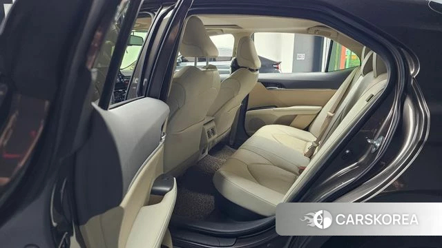 Toyota Camry (XV70) 2022 Серый из Кореи, фото 2