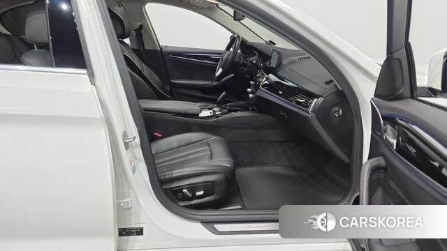 BMW 5 Series (G30) 2018 Белый из Кореи, фото 2