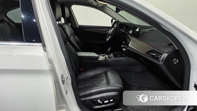 BMW 5 Series (G30) 2018 Белый из Кореи, фото 2