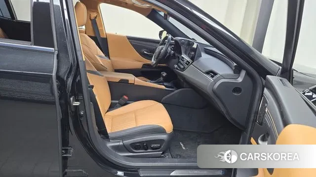 Lexus ES300h 7th generation 2023 Черный из Кореи, фото 2