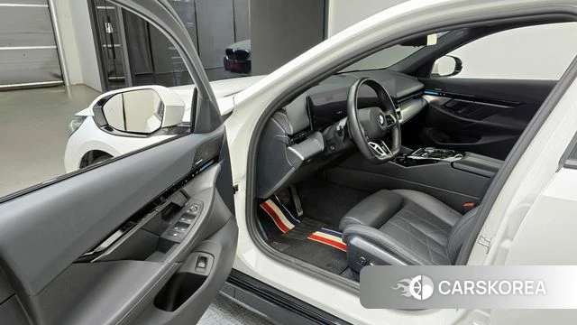 BMW 5 Series (G60) 2023 Белый из Кореи, фото 2