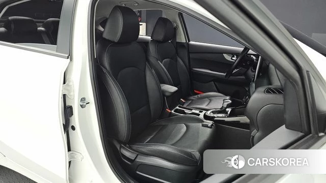 Kia The New K3 2nd generation 2024 Белый из Кореи, фото 2