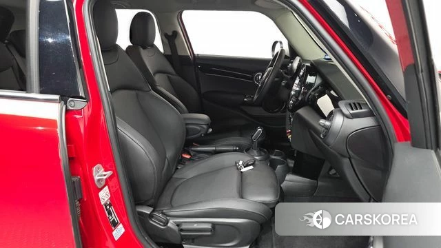 Mini Cooper 2023 Красный из Кореи, фото 2