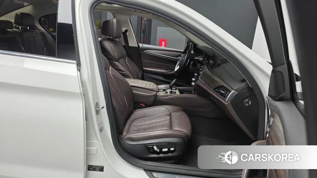 BMW 5 Series (G30) 2018 Белый из Кореи, фото 2
