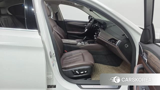 BMW 5 Series (G30) 2018 Белый из Кореи, фото 2