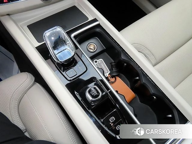 Volvo XC60 second Generation 2025 Белый из Кореи, фото 2