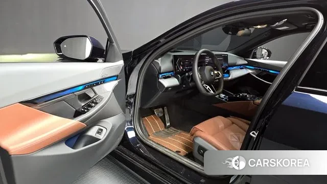 BMW 5 Series (G60) 2025 Черный из Кореи, фото 2