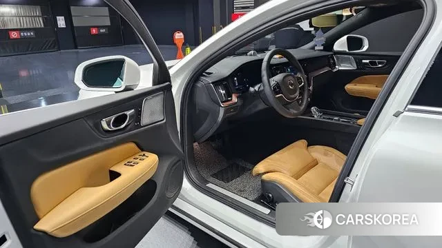 Volvo S60 3rd generation 2024 Белый из Кореи, фото 2