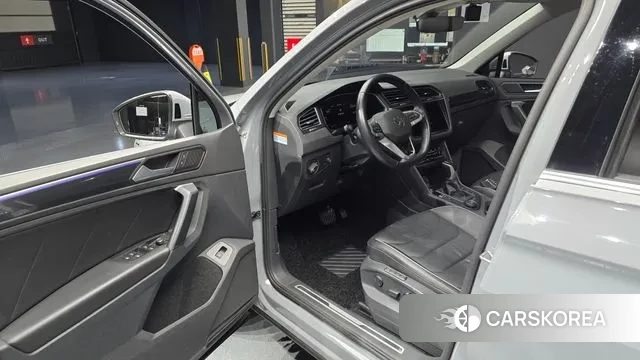 Volkswagen Tiguan second Generation 2022 Серебристо-серый из Кореи, фото 2