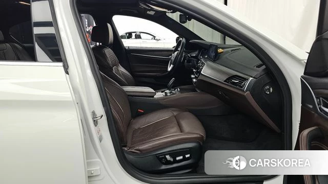 BMW 5 Series (G30) 2018 Белый из Кореи, фото 2