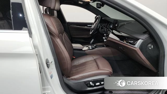 BMW 5 Series (G30) 2018 Белый из Кореи, фото 2