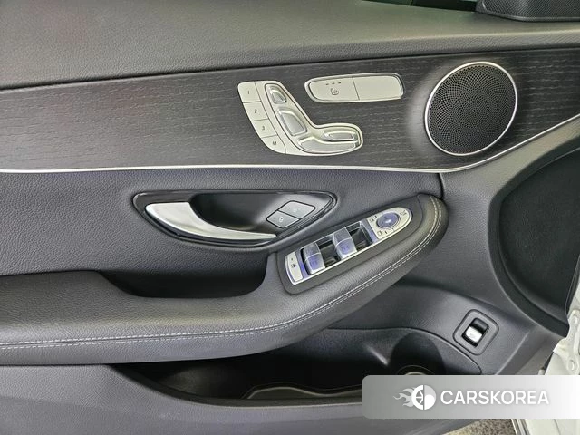 Mercedes-Benz C-Class W205 2021 Белый из Кореи, фото 2