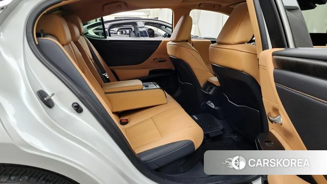 Lexus ES300h 7th generation 2023 Белый из Кореи, фото 2