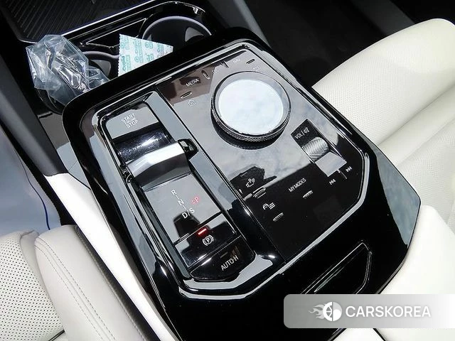 BMW 5 Series (G60) 2025 Белый из Кореи, фото 2