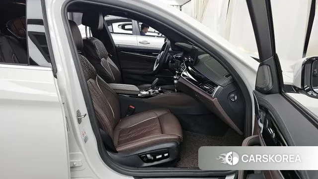 BMW 5 Series (G30) 2022 Белый из Кореи, фото 2