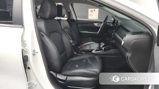 Kia The New K3 2nd generation 2021 Белый из Кореи, фото 2