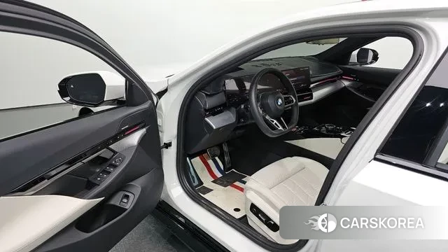 BMW 5 Series (G60) 2024 Белый из Кореи, фото 2