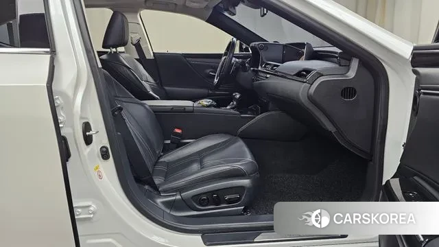 Lexus ES300h 7th generation 2018 Белый из Кореи, фото 2