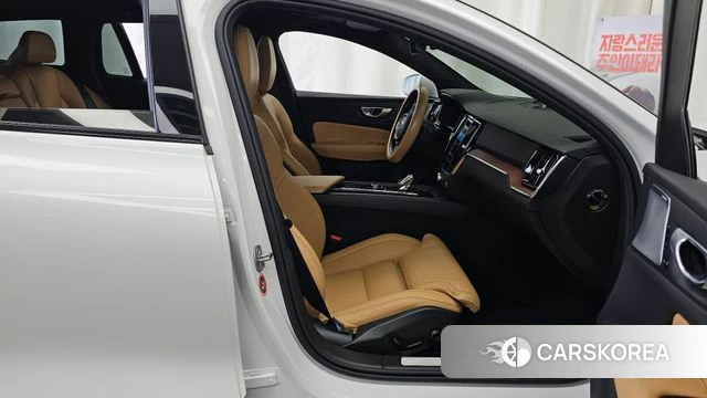 Volvo V60 Cross-Country 2nd Generation 2023 Белый из Кореи, фото 2
